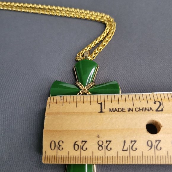 Avon Gold Tone Wheat Chain Green Faux Jade Cross Pendant Necklace 22 in - Picture 9 of 10